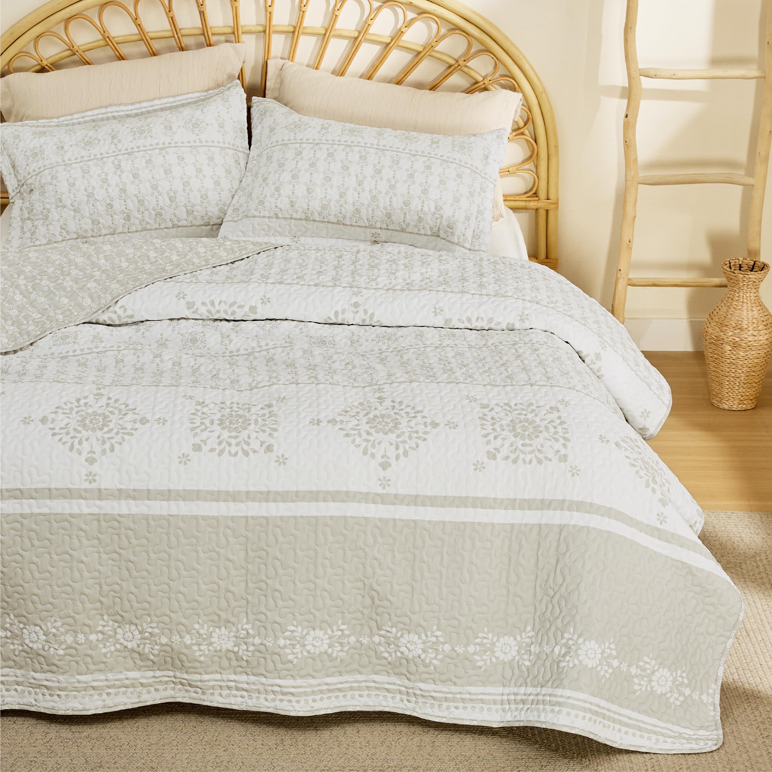 Bedsure Christmas Quilt Queen Size - Red Quilts for Queen Size Bed, Multicolor Patchwork Printed Pattern Christmas Bedding, Soft Lightweight Coverlet Bedspread (90"x96")